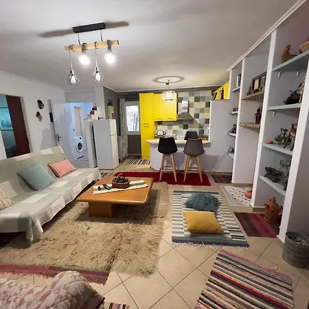 Alonaki House شقة